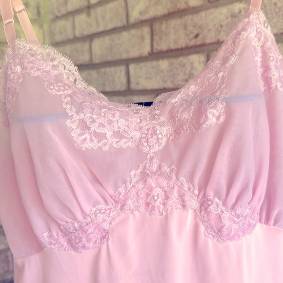 Vtg 70s Vanity Fair 40 pink nylon slip Gorgeous Lace